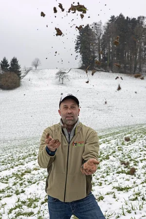 Durch die Mulde im Hintergrund ergoss sich die Erosionslawine von rechts her bis in die Talsohle ausserhalb des Bildes links. Oliver Liechti änderte danach das Anbausystem und freut sich am krümeligen stabilen Bodengefüge.