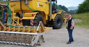 Ruedi Strebel vor seinem imposanten «Terra Gator», der die Gülle auf einer Arbeitsbreite von sechs Metern direkt eingrubbert.