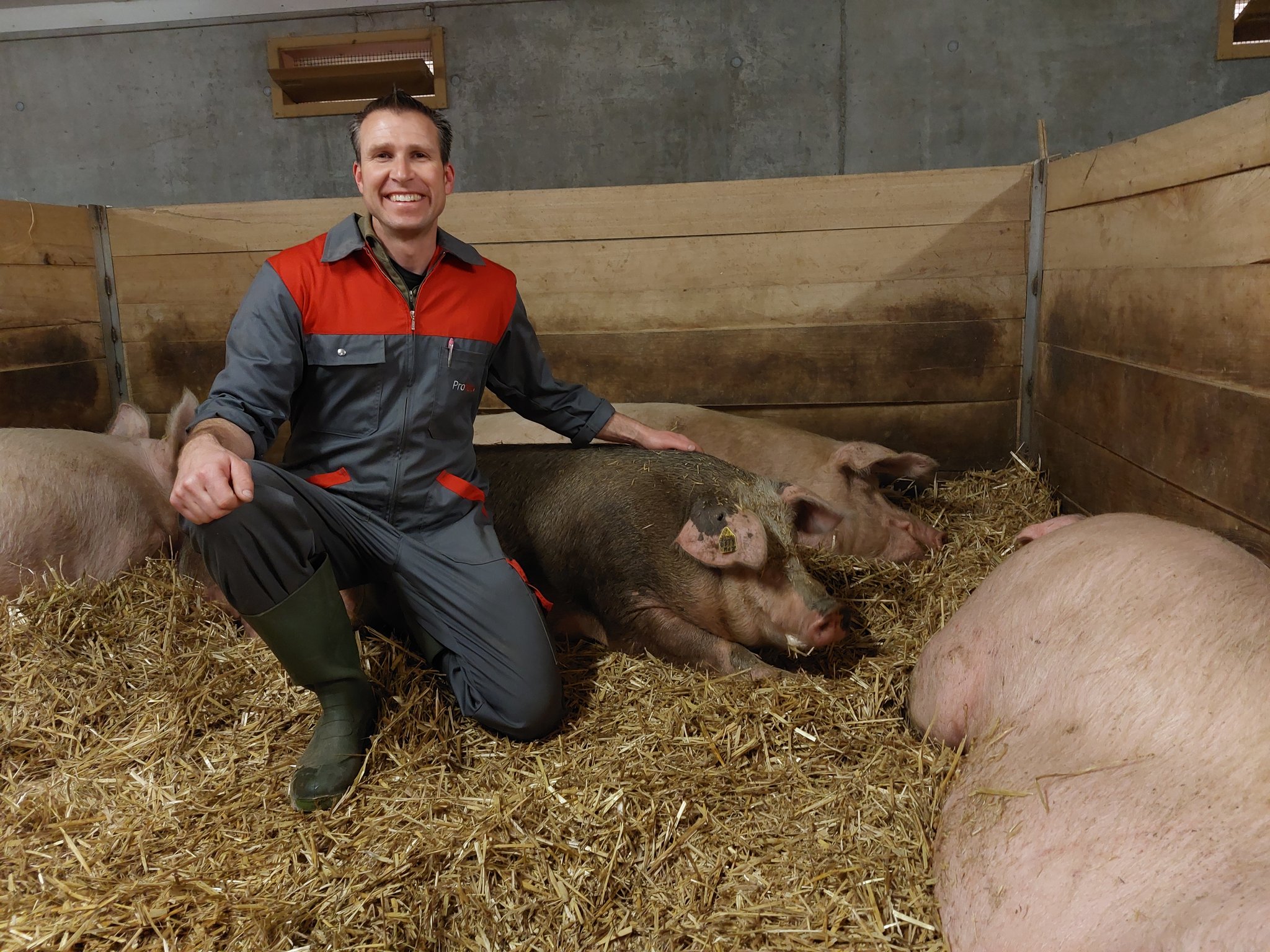 Peter Anderhub zeigt die Realität im Schweinestall und bringt seine Besucher zum Staunen