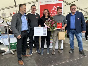 Der Biohof Glauser hat den allerschönsten Hofladen. Jury-Mitglied Urs Schneider, Preissponsor Remo Sutter, IKE Maschinen GmbH neben den strahlenden Gewinnern Martina Beutler und Lukas Glauser, ganz rechts Ernst Lüthi, Präsident der Hofladen-Jury.