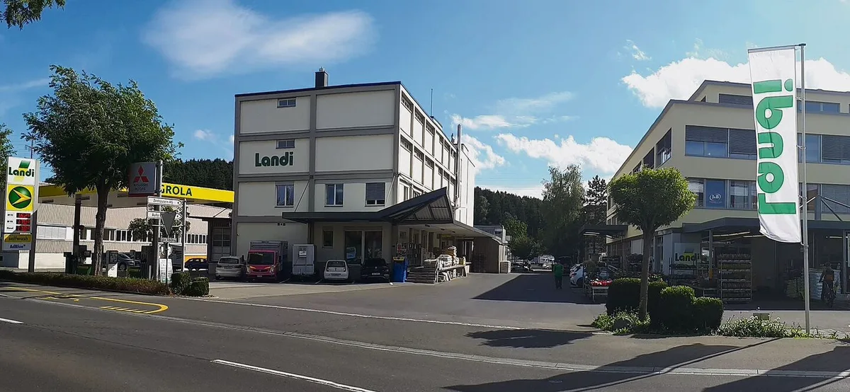 946315b49105b37ab2ebf25ff40723a00a0b7d334d5337cb50bdd992043e5fa7 Das Landi-Agrarcenter mit Tankstelle in Hünenberg.