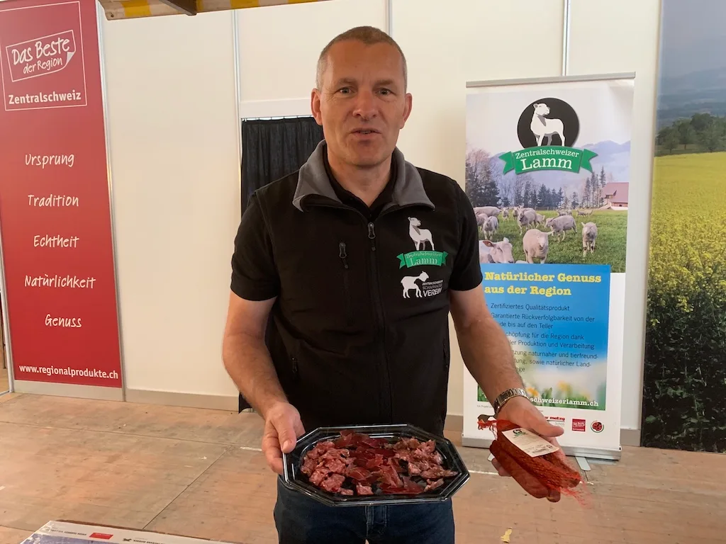 80a9a0d2926ab0a40f3b34d5d8fea738cbd292be Werner Wicki, Geschäftsfüher «Zentralschweizer Lamm» am Luga-Stand in Luzern, mit Trockenfleisch-Spezialitäten. (Bild js)