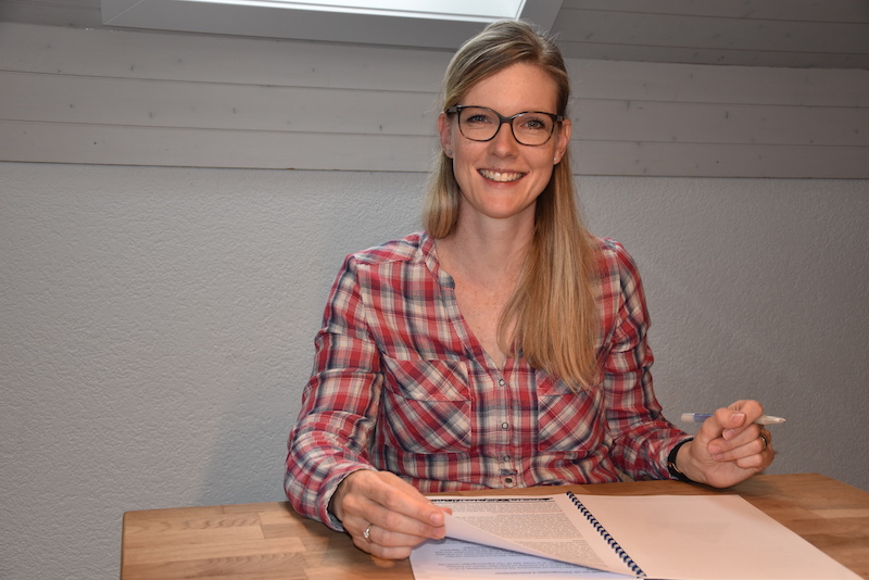 Karin Stooss-Pfister ist es bei administrativen Arbeiten wohl. Sie sieht den Fachausweis als Alternative zur Bankkarriere. (Bild Barbara Heiniger)