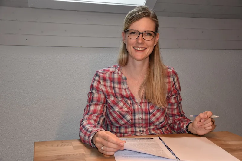 bb6f6bc535f69bcc9f325e28cf17e0ff18e53713 Karin Stooss-Pfister ist es bei administrativen Arbeiten wohl. Sie sieht den Fachausweis als Alternative zur Bankkarriere. (Bild Barbara Heiniger)