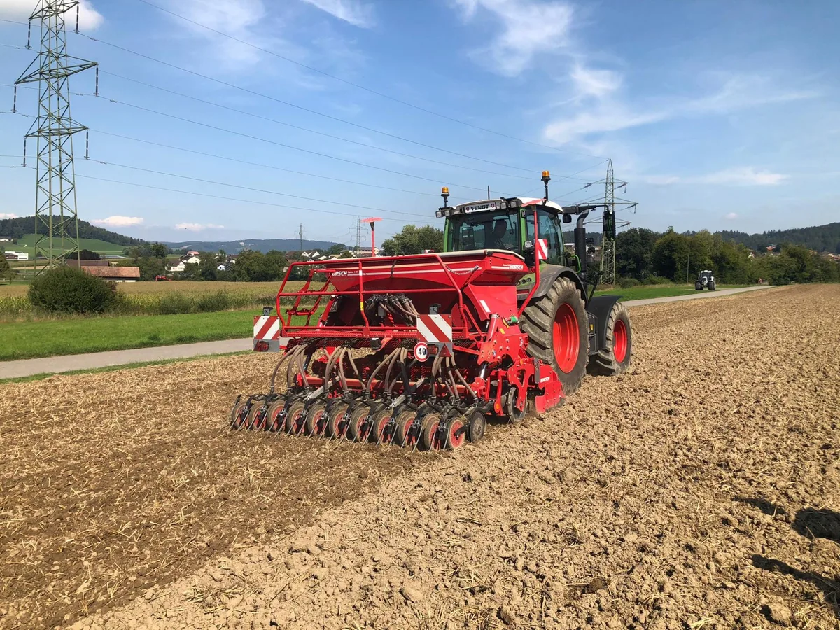 5afab55c52e26f4743945e5e71c98feba2513780 Cover Crop Banding: Im Herbst wurden Gründüngungen in Streifen angesät. In die ausgesparten Reihen kommt im Frühling die Maissaat (Bild SFF).