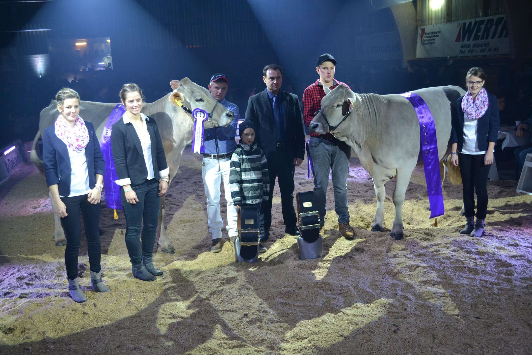 Siegerbild mit BS-Champion Malinka von Jungzüchter Simon Arnold (l.), Experte Stefan Hodel und OB-Champion Ulla von Jungzüchter Rafael Wigger (r.). (Bilder Paul Küchler)