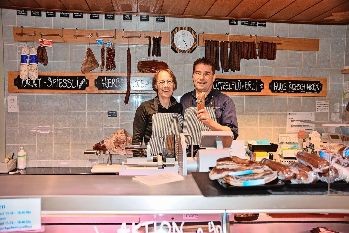 9ab43bfbd8a76b1bbec7af54009dffa92d6e9fe85de0ec52ef36887c3a2d74c9 Monika und Adrian Gygax führen in Lützelflüh eine Dorfmetzgerei.
