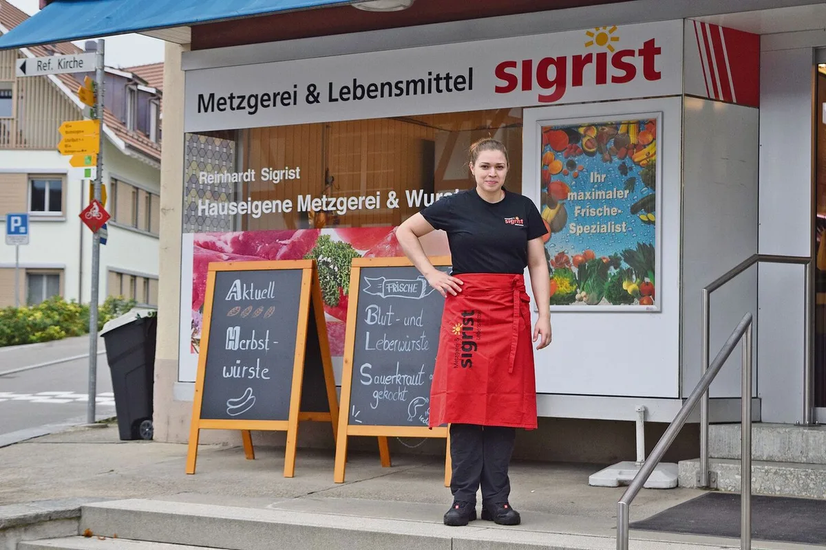 Bei der Metzgerei Sigrist hat Leandra Schweizer die Lehre gemacht und arbeitet heute noch dort.