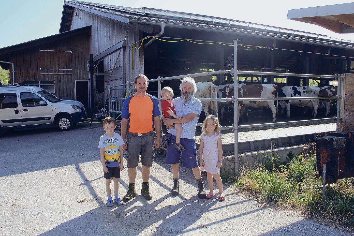Drei Generationen auf einen Blick: Leon, Hofnachfolger René Joss, Vater Heiri mit den Enkeln Silvan und Nora (v. l. n. r.). Sie stehen vor dem Milchviehstall der Betriebsgemeinschaft Allenwinden-Berghof.