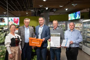 Bei der Migros (v.l.): Bäuerin Charlotte Keller, Mario Irminger (CEO Migros), Martin Rufer (Direktor SBV), Andreas Buri (Vorstand Zürcher Bauernverband), Christophe Longchamp (Vizepräsident Prométerre).