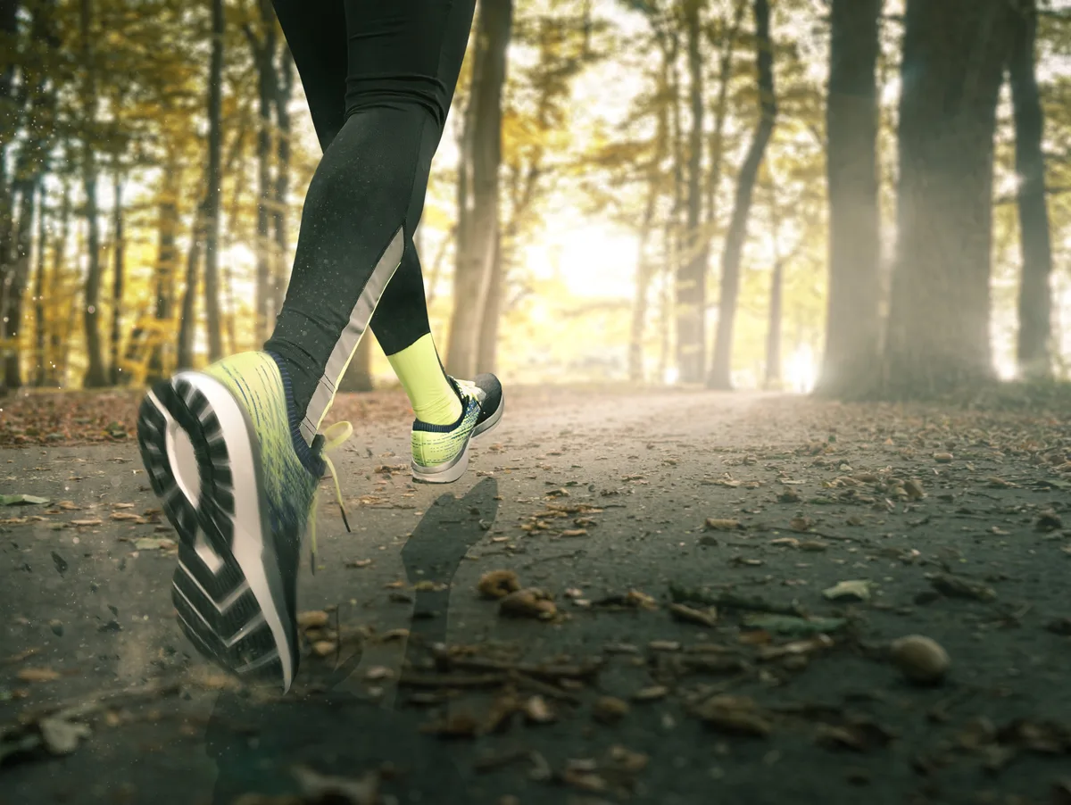 Jogger auf einem Waldweg