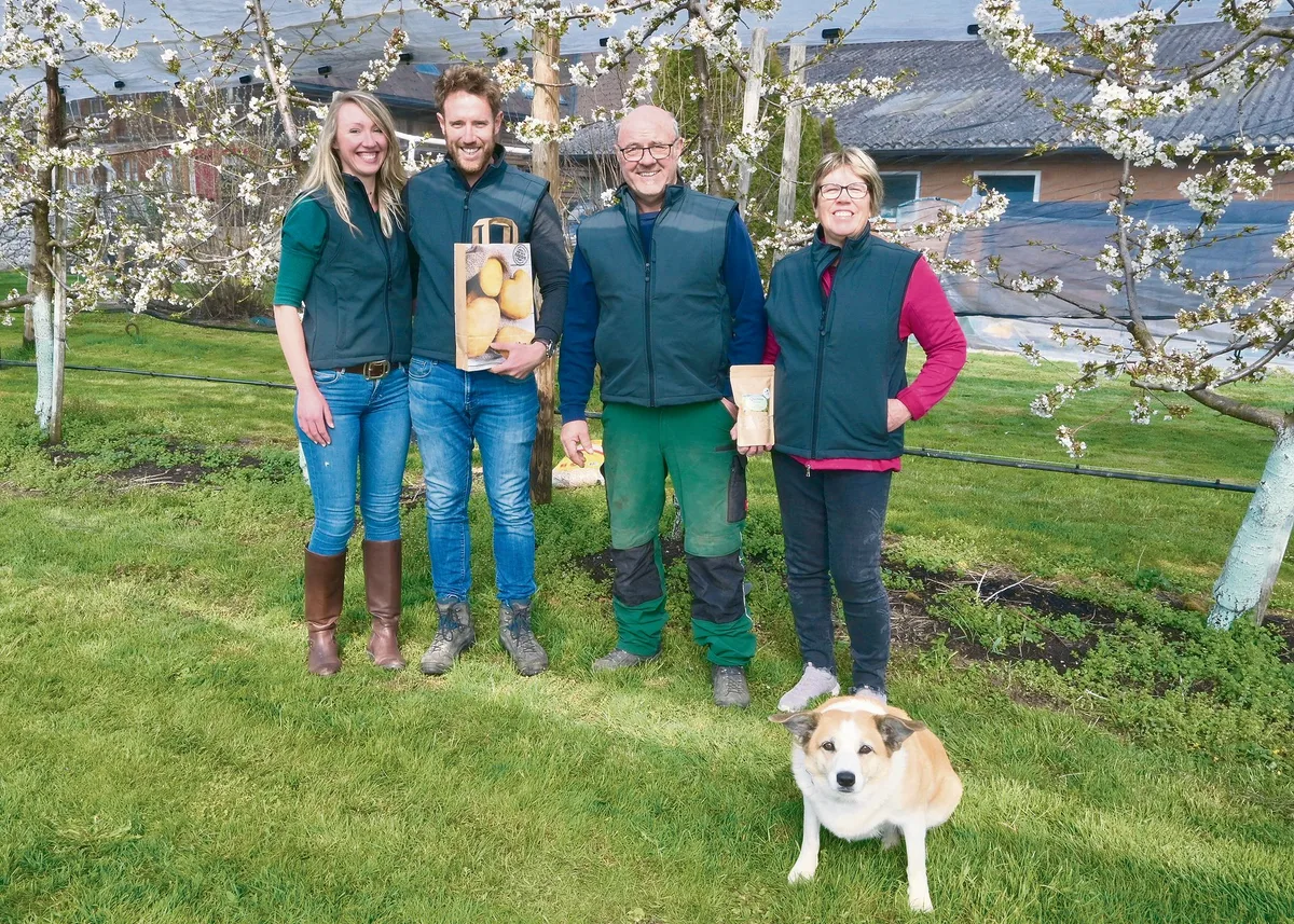 84ad33aef3f66309770e3b84905672609d99b26e Familie von Ballmoos kümmert sich mit Leidenschaft um die Vermarktung ihrer hofeigenen Produkte (v. l. n. r.): Hannah Hofer, Marcel, Bernhard und Ursula von Ballmoos mit Hund Jaba. (Bild Jasmine Baumann)