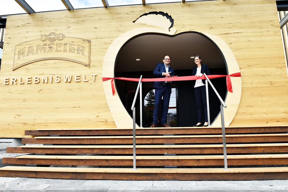 7eb5022555e3f0ca5c9351c54b057f70122262d0 Ramseier-CEO Christoph Richli und Ladina Aregger, Gemeinderätin von Oberkirch LU, eröffnen die Erlebniswelt für die Öffentlichkeit. (Bilder zVg)