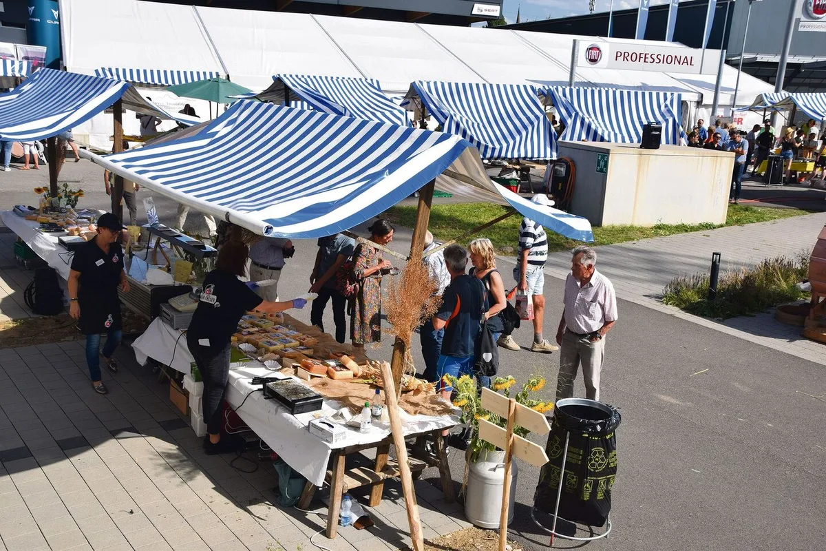 f3cbb9c4268c3a5eb4f0603dd8cb9cb8e7edc5e5e9eaf860ded34de121ee6302 Verschiedene Dorfkäsereien präsentierten am Markt ihr Käseangebot. Der Ansturm war gross, dass Echo sehr positiv.