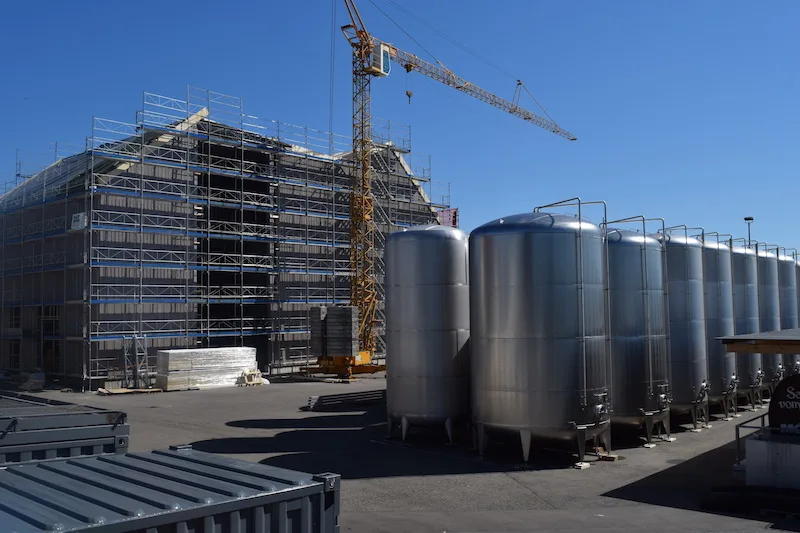 98baf253f0c095bc5f0317b42936642aaaeb8457 Die 30 Chromstahltanks sollen in das neue Gebäude links im Bild eingehaust werden. (Bild sgi)
