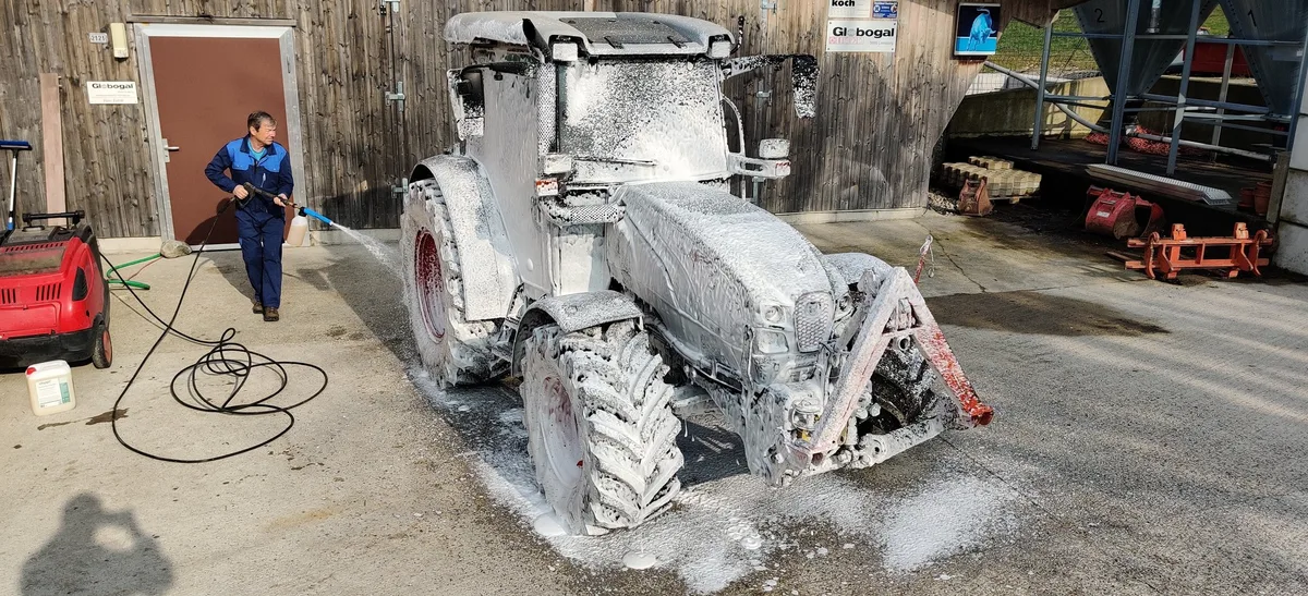 BZ-BET1-19-Traktor Saubere Ställe mit Reinigungsmittel auf Molkebasis