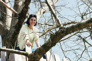 Evelyne Gasser in luftiger Höhe: «Während des Lockdowns im Frühling 2020 realisierten wir endlich unser gemeinsames Familienprojekt, unser Baumhaus», sagt die neue Präsidentin der Bäuerinnen und Landfrauen beider Basel.