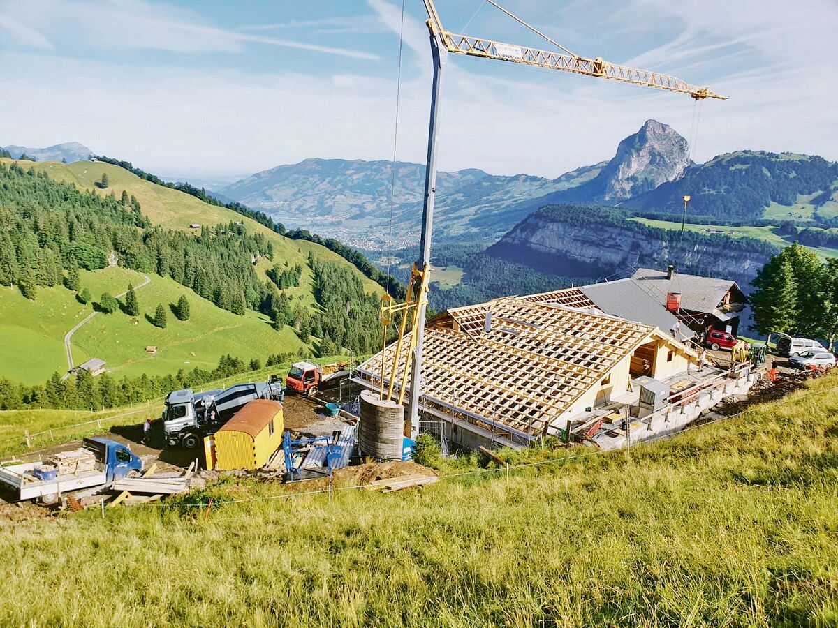 Im Frühjahr starteten die Abbrucharbeiten auf der Alp Planggstock, bis zum Alpsommer 2024 soll der neue Laufstall in Betrieb sein.