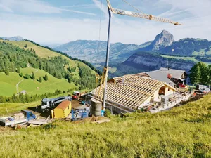 Im Frühjahr starteten die Abbrucharbeiten auf der Alp Planggstock, bis zum Alpsommer 2024 soll der neue Laufstall in Betrieb sein.