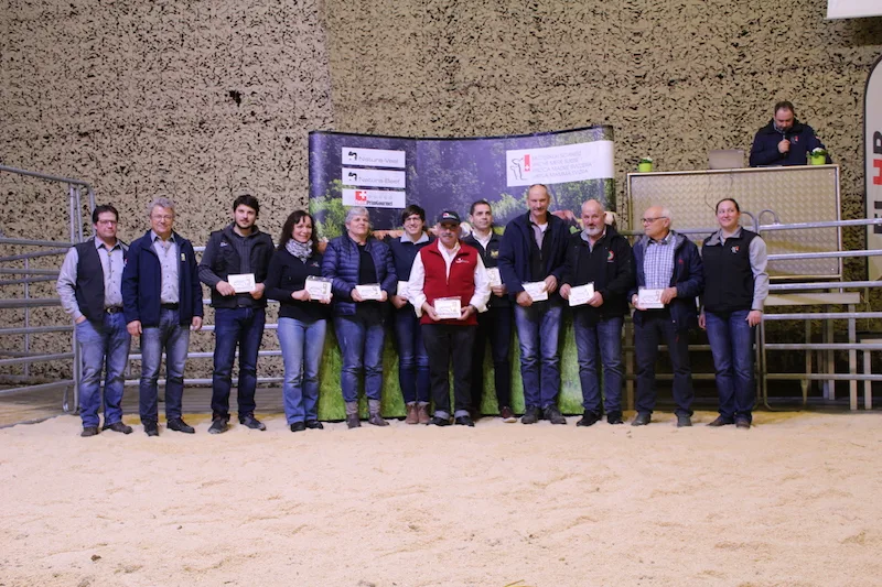 3e7716607720ff38f4740e23982b00223985194c Die Gewinnerinnen und Gewinner des Herdbook-Awards Kühe 2019, umrahmt vom Präsidenten von Mutterkuh Schweiz, vom Präsidenten der FLHB-Kommission, vom Geschäftsführer und von der Leiterin Herdebuch von Mutterkuh Schweiz. (Bilder zVg)