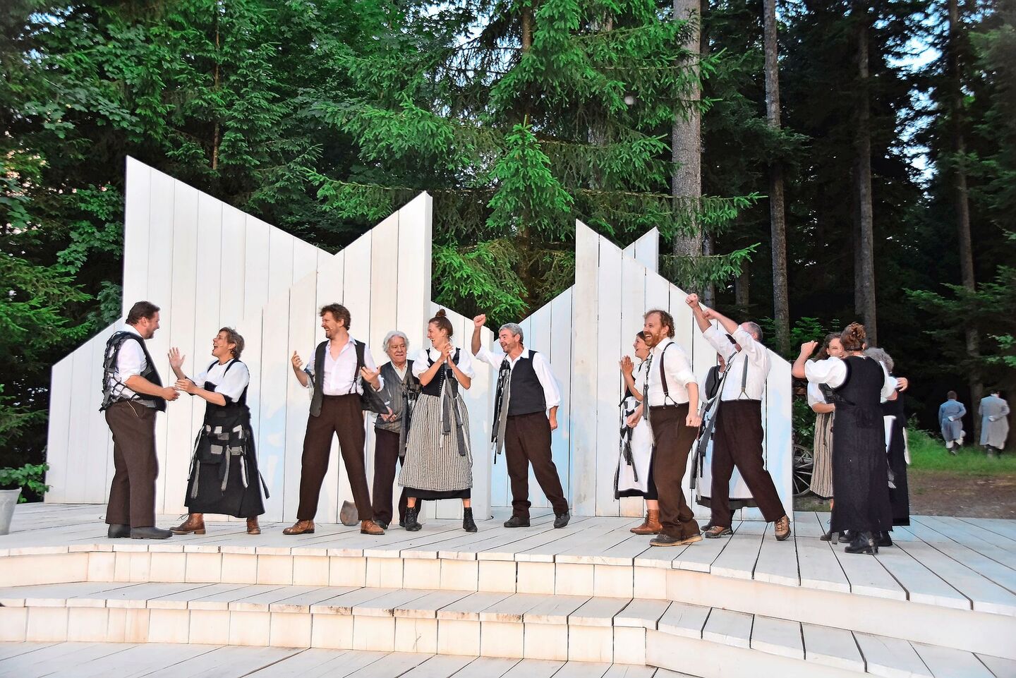 Rund 20 Darstellerinnen und Darsteller spielen beim Stück «Die schwarze Spinne» auf der Moosegg im Emmental mit.