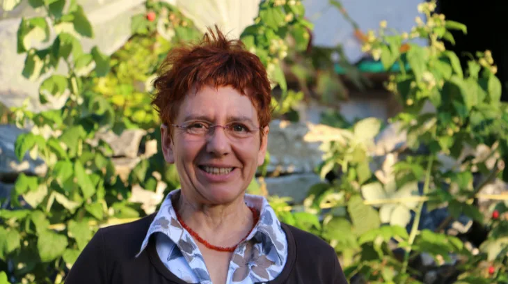 83a11d1222a133056be2df0dbe555abb Eveline Dudda hat Landwirtschaft mit Schwerpunkt Pflanzenbau studiert, ist ausgebildete Erwachsenenbildnerin und Biogarten-Kursleiterin. (Bild zVg / Guido Gschwend)
