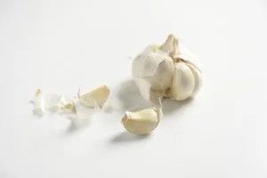 Er kann kein Wässerchen trüben, aber Schädlinge abschrecken: der Knoblauch. Seinen Einsatz und jener ähnlich harmloser Produkte will die Motion von Andreas Gafner vereinfachen.
