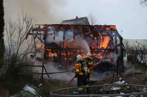 Wegen der kalten Temperaturen war im Stall eine Wärmelampe installiert. Ob diese im Zusammenhang mit der Brandursache steht, wird noch untersucht. (Bild: Kapo AR)