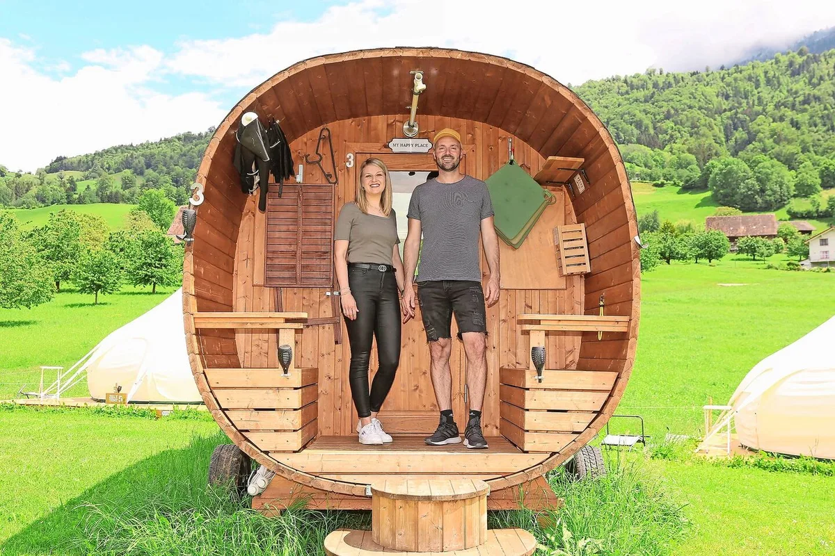 eb0e5127bfa568f50cca991019e33b75c3b6a4bac5d76a2e9f535f9265e50aad Carmen und Pirmin Gisler schätzen es, auf ihrem Hof ihre Kreativität auszuleben und eigene Ideen umzusetzen. Ihre Unterkunftsangebote wie die Campingfässer sind fast immer besetzt.
