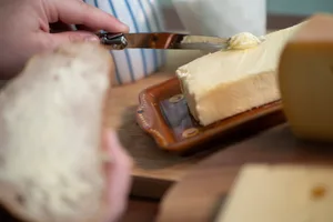 Das BLW hat entschieden, den Antrag der BOM gutzuheissen und das Zollkontingent Butter ab dem 16. Oktober 2023 bis Ende Jahr um 500 Tonnen zu erhöhen.