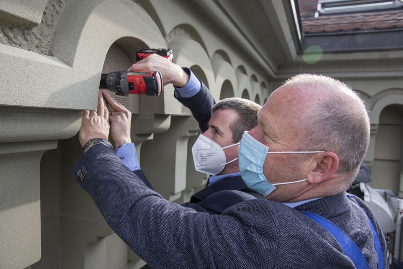 Nationalratspräsident Andreas Aebi und Raffael Ayé, Geschäftsführer von BirdLife Schweiz, beim Aufhängen der Nisthilfen. (Bild BirdLife Schweiz)