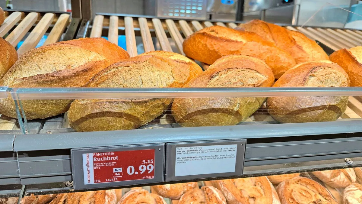 5bd118fc80e286cfa408b01286acde8613c8b99a62b45c65ba35c09df820f9a3 Mitte Oktober senkte Aldi Suisse kräftig die Preise für einige Lebensmittel. Seitdem kostet das «Pfünderli» weniger als einen «Stutz».