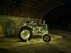Familie Affolter aus Leuzigen BE schmückt ihren Steyr 180 a immer zur Weihnachtszeit.