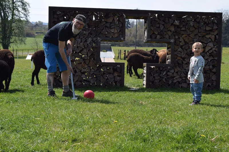 f0b92a77660db35fa9a6a6827acebf7d009408cd Cornel Eberle zeigt einem Besucher, wie das XXL-Golfspiel funktioniert. (Bilder Stefanie Giger)