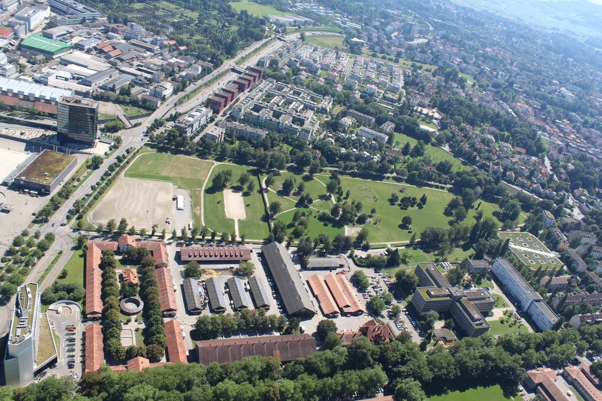 5c545f94e8a384a777182b2b473b150468ed9ccb Um die Fläche effizient zu nutzen, sieht die Projektidee Hochhäuser vor. Der Betrieb des NPZ soll aber trotzdem möglich sein – auch nach Fertigstellung der ersten Bauetappe, so die Burgergemeinde Bern. (Bild Burgergemeinde Bern)