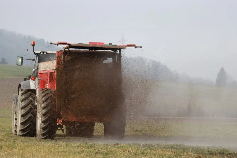 mist_ausbringen_rae Die Büroarbeit soll abnehmen: Ab 2025 muss der Pflanzenschutz mit DigiFlux erfasst werden