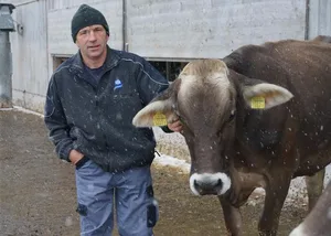 Landwirt TDer Landwirt Toni Huber sagt, dass man sich trauen müsse, abzuwarten und nicht sofort den Tierarzt rufen muss. (Bild Deborah Rentsch)