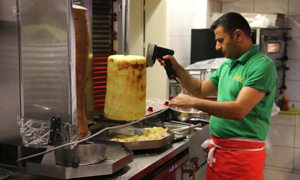 Käser Roland Rüegg hat einen Kebab aus Käse erfunden. Das Geschäft floriert. (Bild natürliOberland)