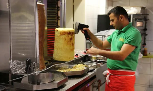 51ed8e7c295f74846ecb6eb268546b4bedfe2edf Käser Roland Rüegg hat einen Kebab aus Käse erfunden. Das Geschäft floriert. (Bild natürliOberland)