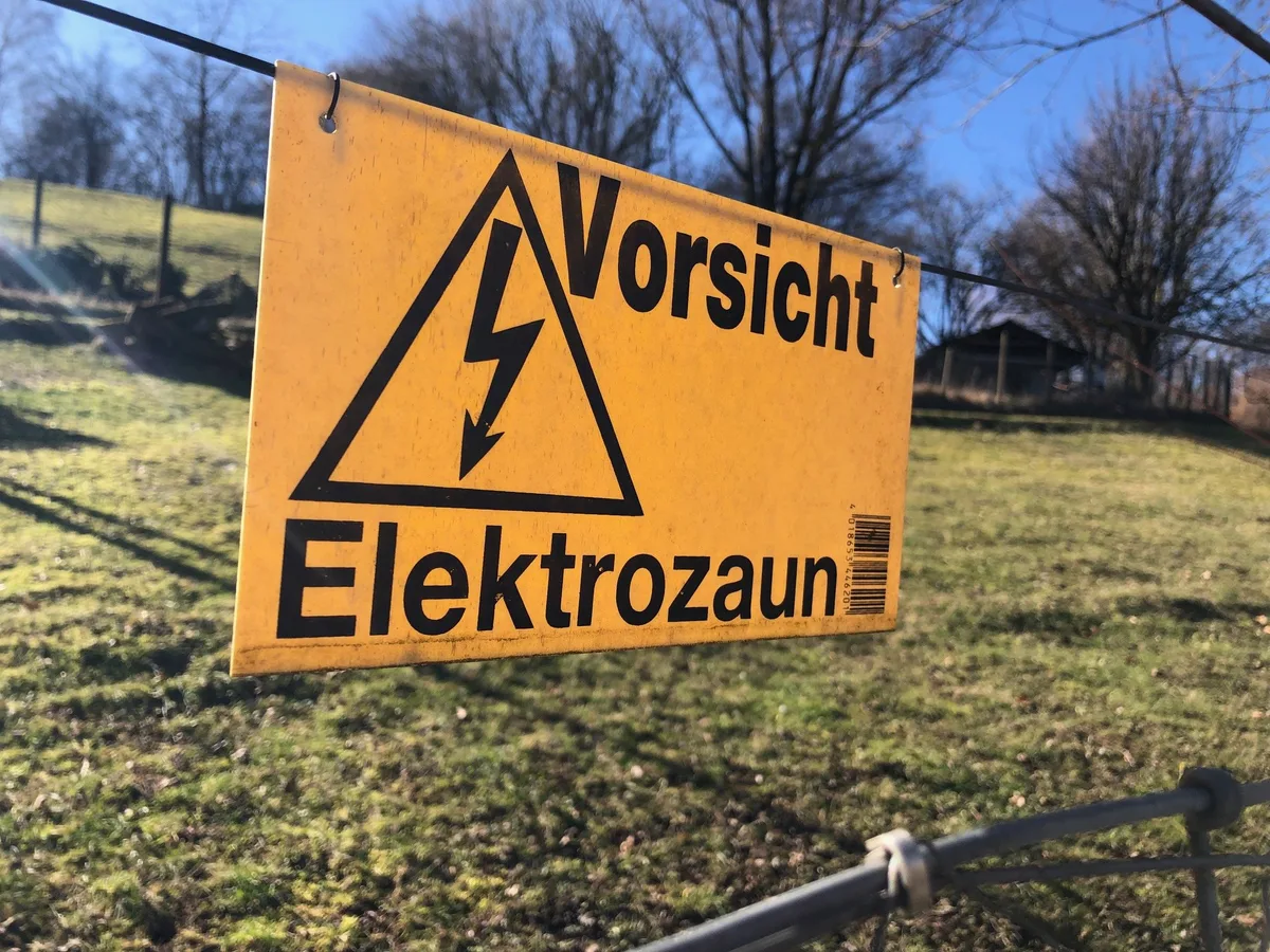 elektrozaun_schild Bei Unfällen auf seinem Grundstück kann ein Landwirt haftbar sein – so schützen Sie sich