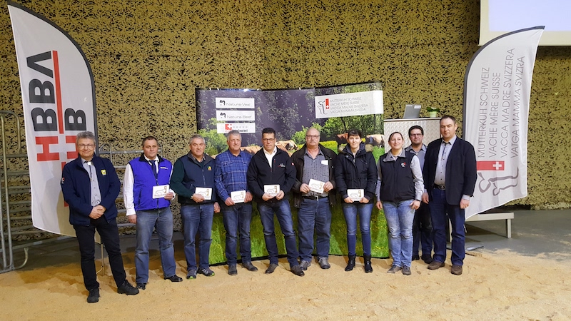 Auszeichnung Herdebook-Award für Stiere mit dem Mutterkuh-Präsidenten Mathias Gerber (rechts) und dem Geschäftsführer Urs Vogt (links).
