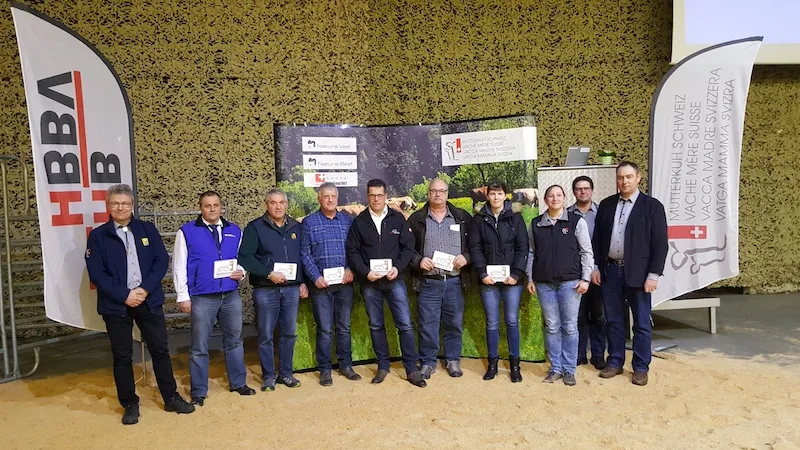 030d56e6a549bad5d2104f704320db8f8b54e48f Auszeichnung Herdebook-Award für Stiere mit dem Mutterkuh-Präsidenten Mathias Gerber (rechts) und dem Geschäftsführer Urs Vogt (links).