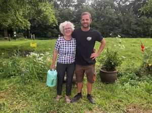 Auf dem Zelglihof in Ermatingen sind zwei Generationen aktiv: Sohn Pascal Kreis hat den Betrieb vor sechs Jahren übernommen, Mutter Margrit Kreis schaut zum Garten.
