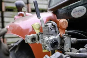 Idealerweise sind Traktor und Anhänger mit einem pneumatischen Bremssystem ausgestattet. Das ist sicherer und rechtlich eindeutig geregelt.