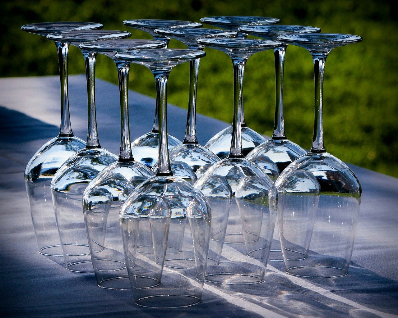 Die Gläser sollen sich mit Walliser Wein füllen. Unter anderem für die Promotion von Weinen werden Millionenbeträge ausgegeben. (Bild Pixabay)