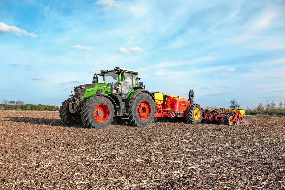 b1057a25b1500bdecf8d8605c6d814c6c73167c1f2a98b4c7530f1d3d7f57a10 Der neue Fendt Vario 832 ist mit über 340 PS Motorleistung das Zugpferd der neuen Baureihe. Die Leistung stammt von einem Agco-Power-Motor.