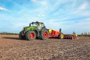 Der neue Fendt Vario 832 ist mit über 340 PS Motorleistung das Zugpferd der neuen Baureihe. Die Leistung stammt von einem Agco-Power-Motor.