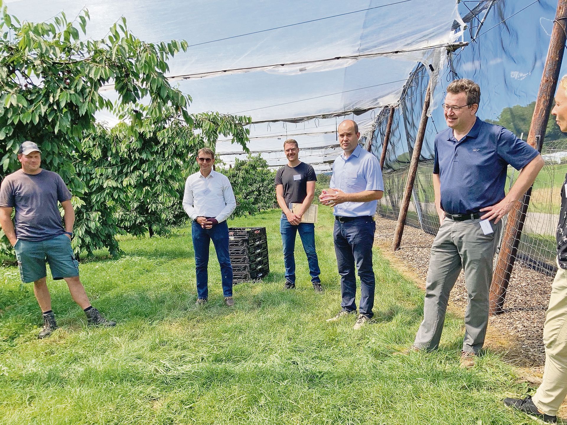 Der Luzerner Volkswirtschaftsdirektor Fabian Peter (4.v.l.) im Gespräch mit Seetaler Landwirten. (Bild Buwd)