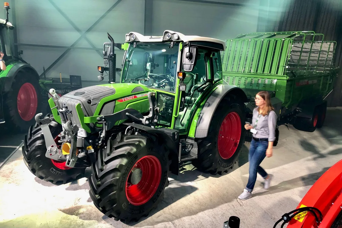 2b4ace44ad2673918c87849d707eb5657ded74e9 Fendt 211 Vario Traktor mit Ladewagen Tigo 40 ST. Bild: Jürg Vollmer