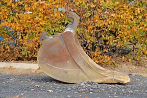 Baggerschaufel am Rosten und im Ruhestand – und an den Bau eines Milch- und Mutterkuhstalls ist bei PFAS belasteten Befunden kaum zu denken.